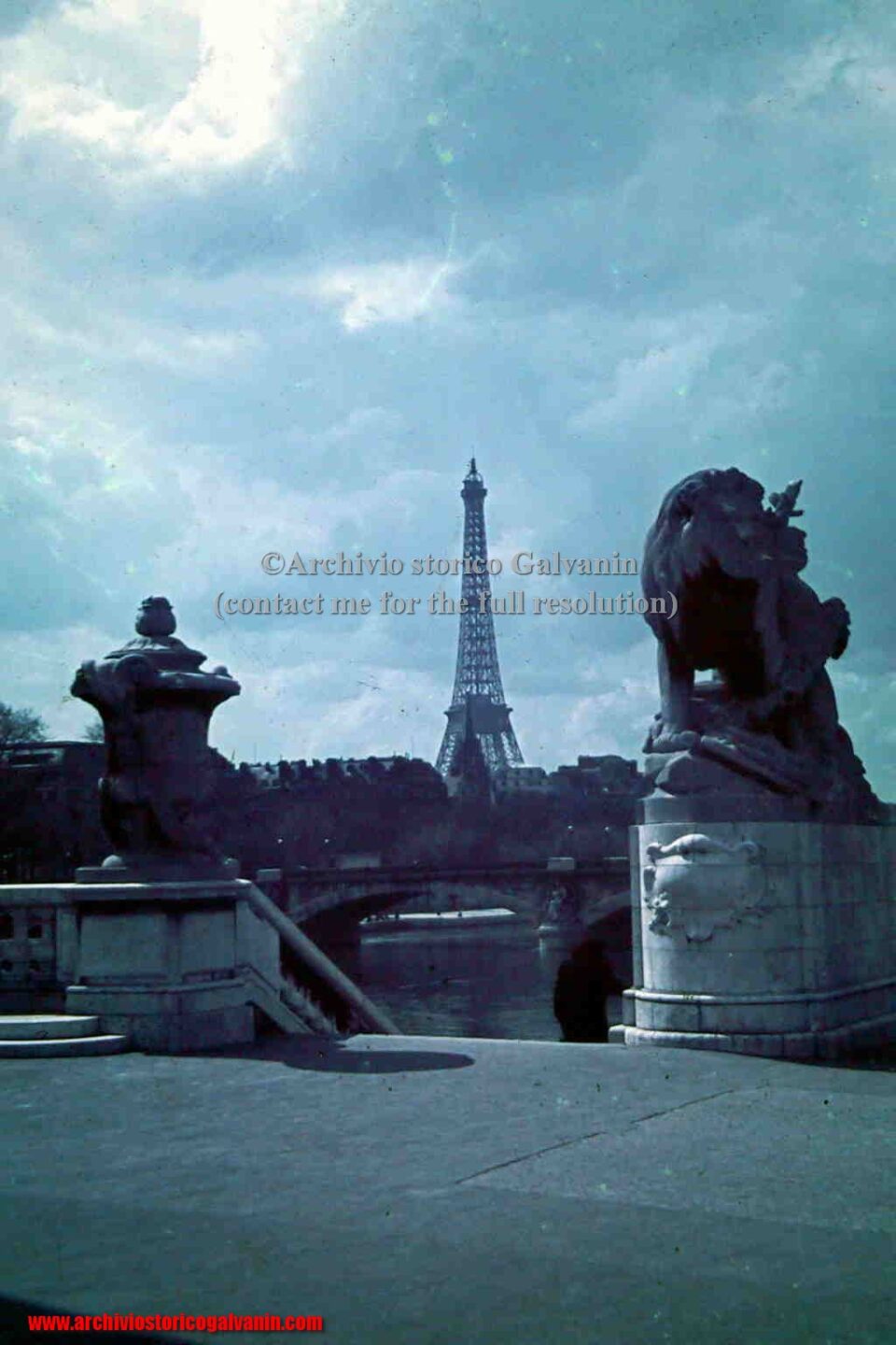 Tour Eiffel 1940, Tour Eiffel htler, Tour Eiffel nazi, Agfa color, Agfa colour, pellicole a colori, Paris 1940, Paris sous l' occupation,foto di guerra a colori, nazi in colour